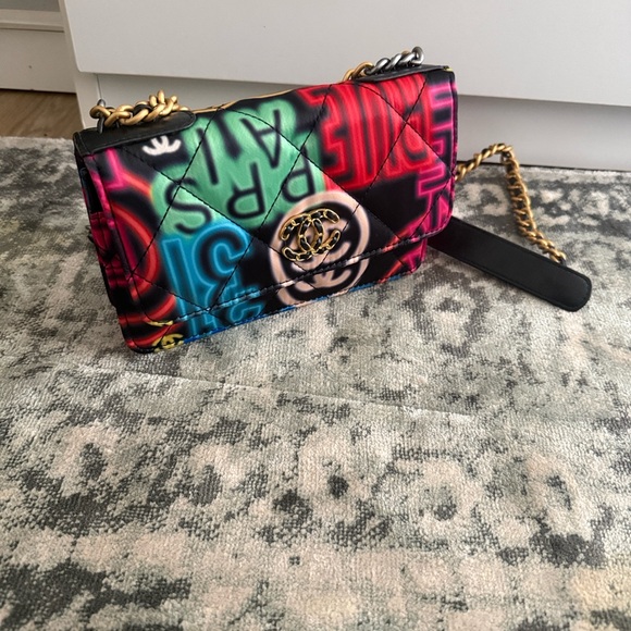 Beautiful new multi color bag with silver and gold chain - Picture 4 of 12